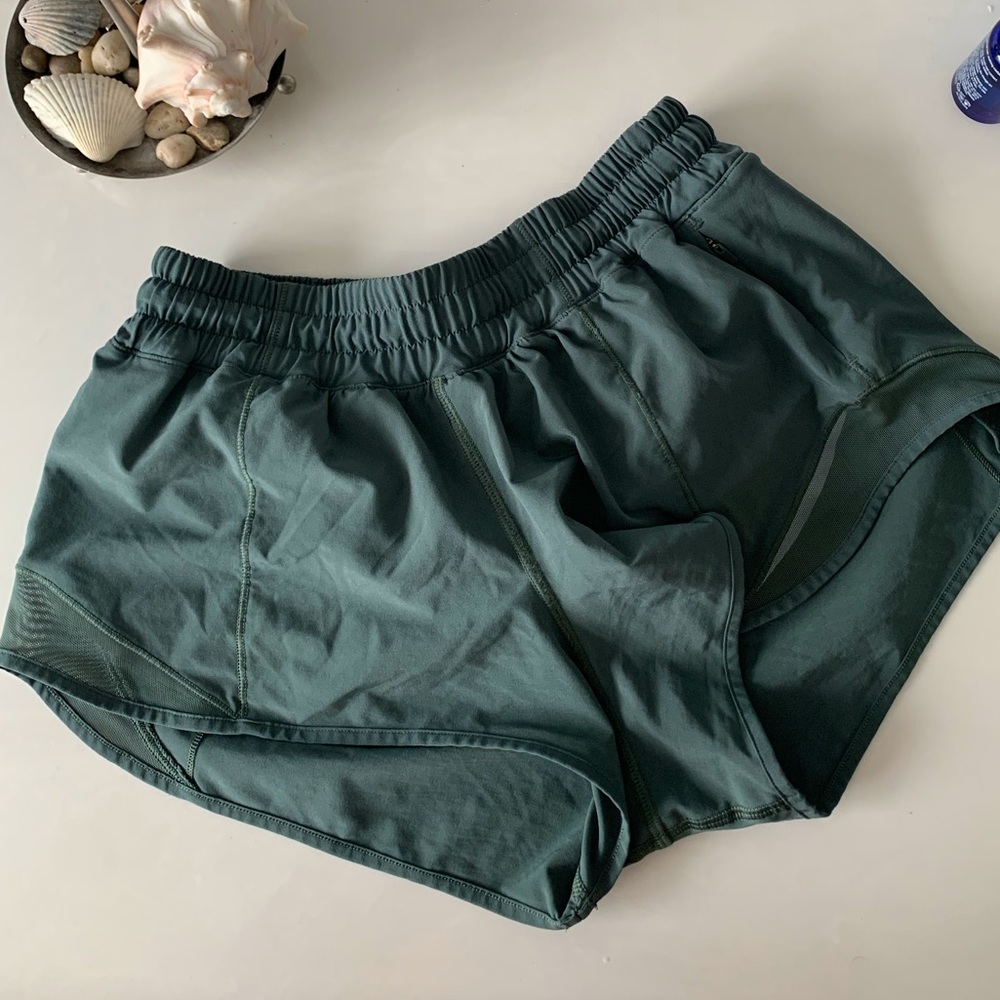 Lululemon Hotty Hot Size 4, 2.5 inch GREAT condition